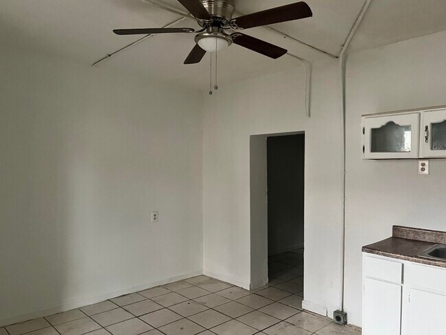 Photo - 2011 Lexington Ave Unidad 1