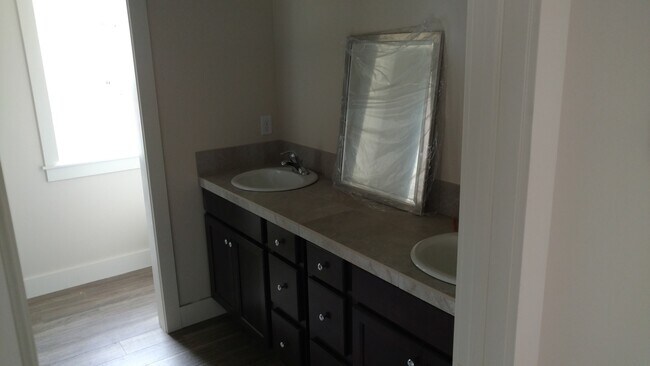 Photo - 830 NW Ogden Ave Unit 2