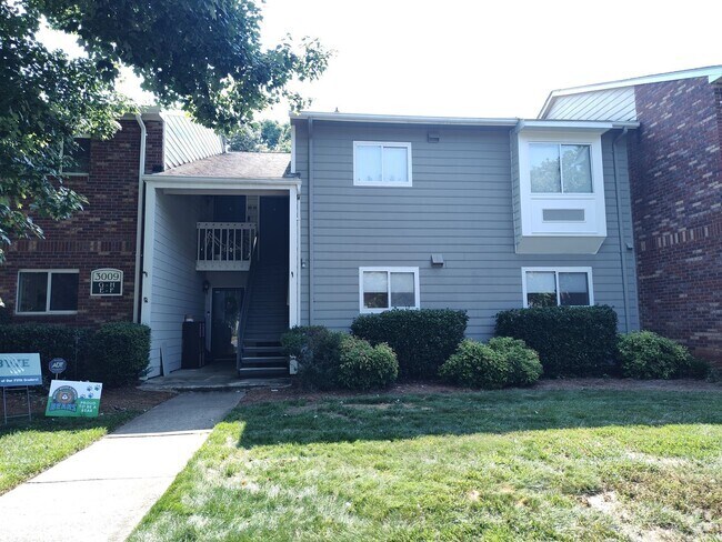 Building Photo - Move-In ready condo located in the Heathst... Unit F