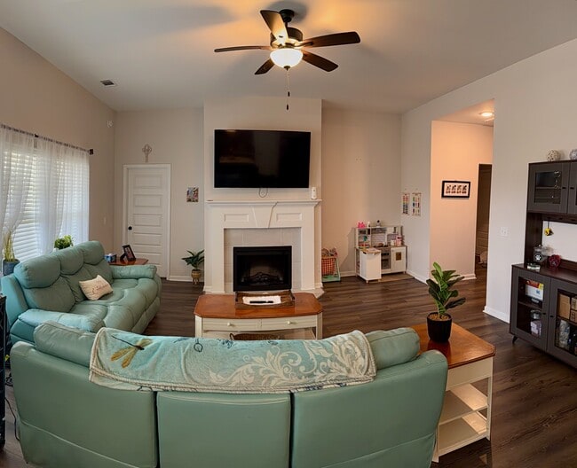 Photo - 215 Deerfield Dr NE