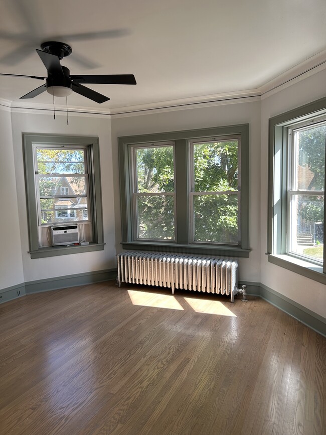 Living room - 4912 N Mason Ave Apartments