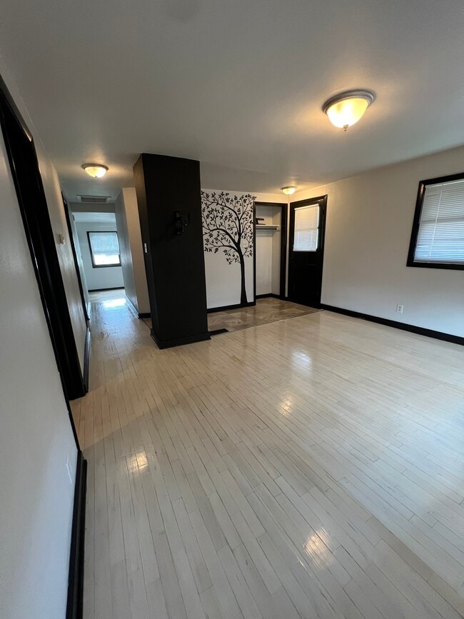 Building Photo - 518 5th St Unit Upper Duplex Menasha Rental