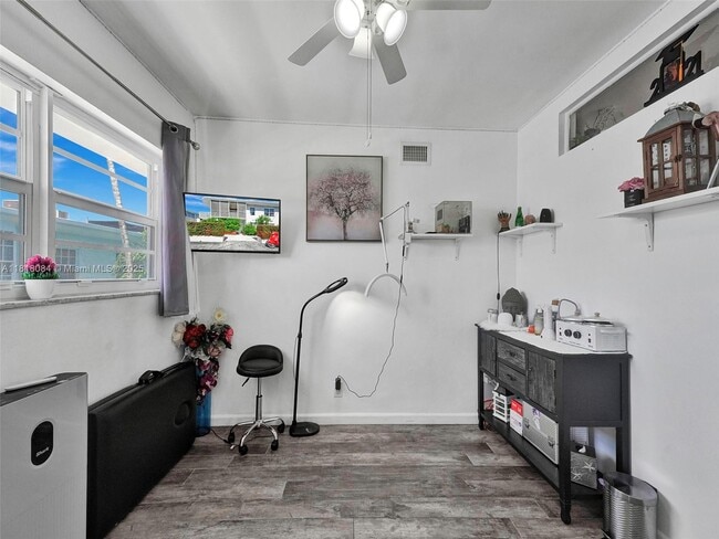 Building Photo - 2858 Pine Tree Dr Unit 5 Rental