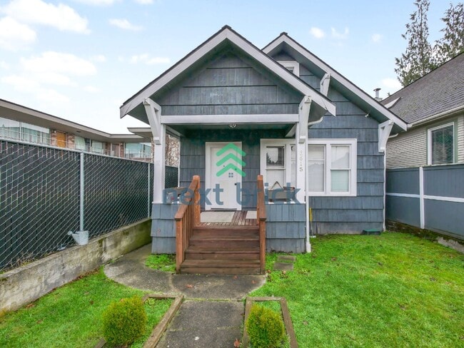 Photo - 3 Bed and 1 Bath Beautiful Duplex is Available for Rent!