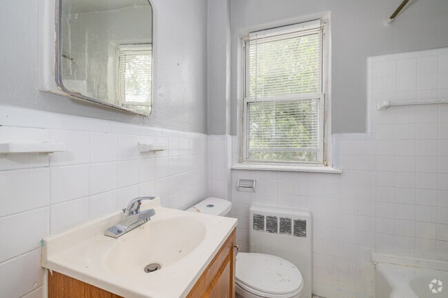 1BR, 1BA - 575SF - Primary Bathroom