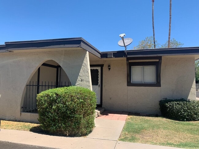 Building Photo - Cute townhome available in Mesa