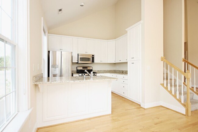 Photo - Sunlit Condo With Easy Access to Rt 29 Unidad 201