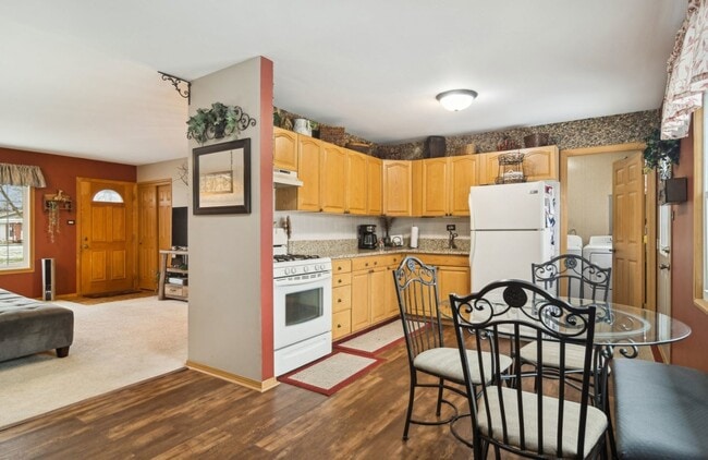 Photo - 460 Flagstaff Ln