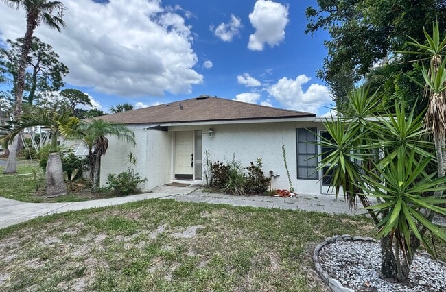 Building Photo - Annual unfurnished nicely renovated 2/2 villa near the Ringling Museum