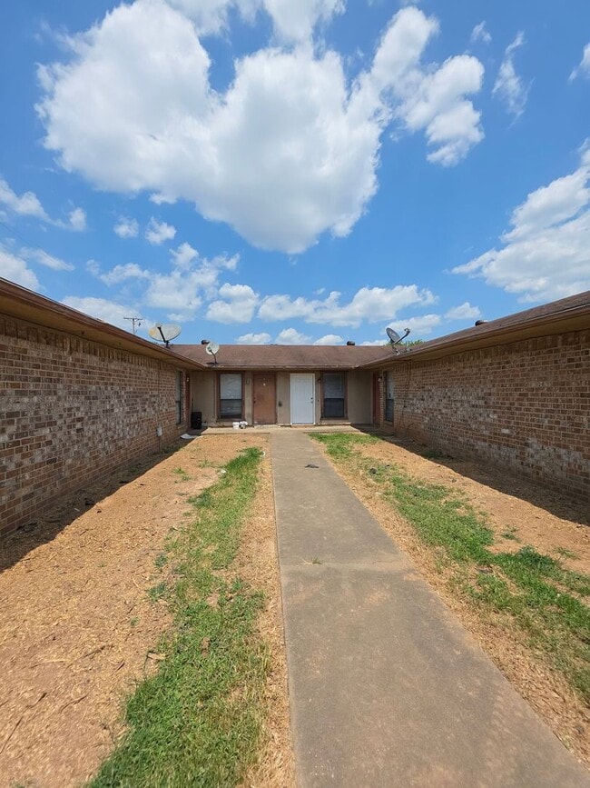 Building Photo - 1208 S Frankfort Ave Unit B Rental