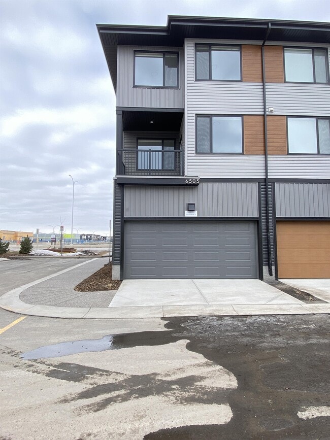 Building Photo - 6505 Country Hills Blvd NE