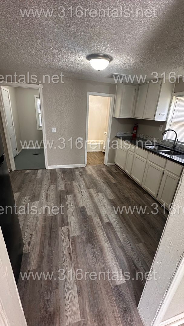 Photo - $850 - 2 bedroom/ 1 bathroom - Newly remod...