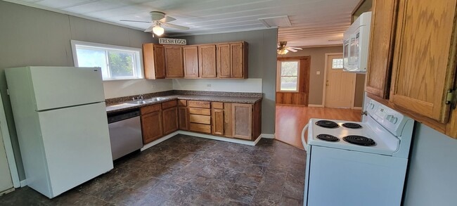 Photo - 2/1 Duplex Towards Cave City - 6-12 MONTH ... Unit 670 Arrowhead Lane