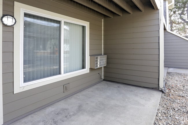 1BR, 1BA - 640 SF