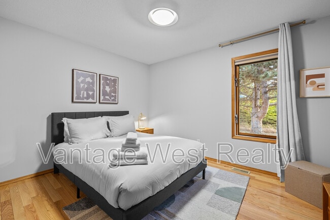 1935 Abel St