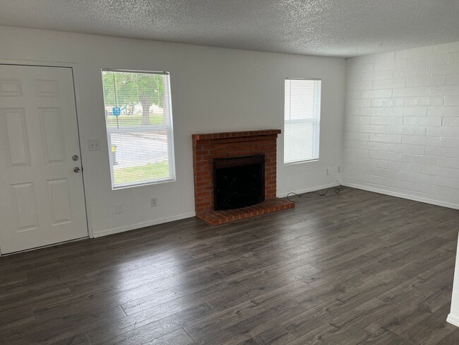 Photo - NEXT TO PARK DESIREABLE LOCATION RECENTLY RENOVATED!