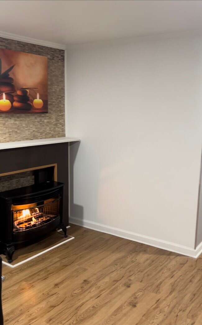 Common entry area. - 605 Bramhall Ave