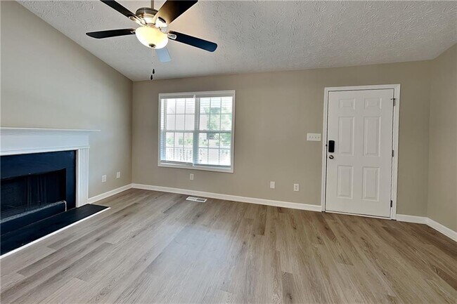 Photo - 110 Rockefeller Ln