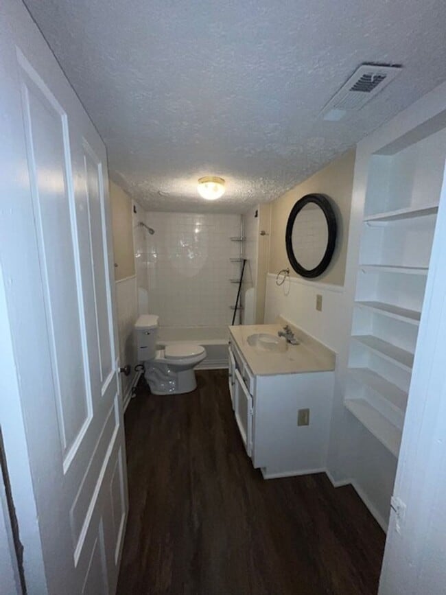 Photo - 704 Watkins St