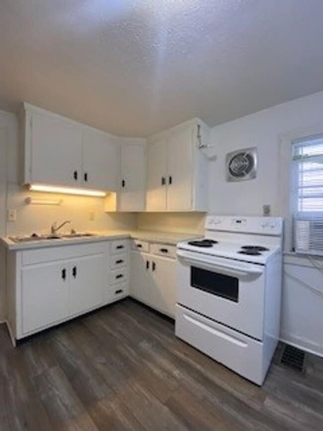 Building Photo - 748 N Lake St Unit Apt 2