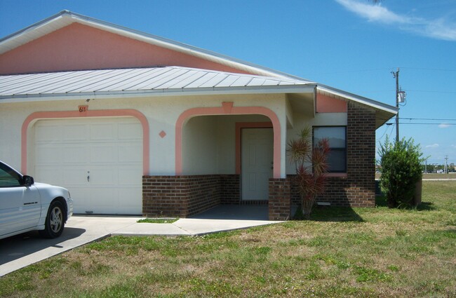 Building Photo - 611 SW 3rd Ter Rental