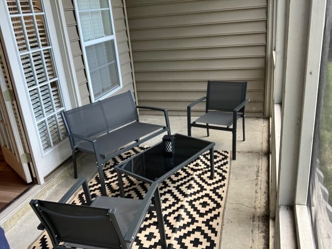 Building Photo - 5470 Nottinghamshire Ln Unit La Maison