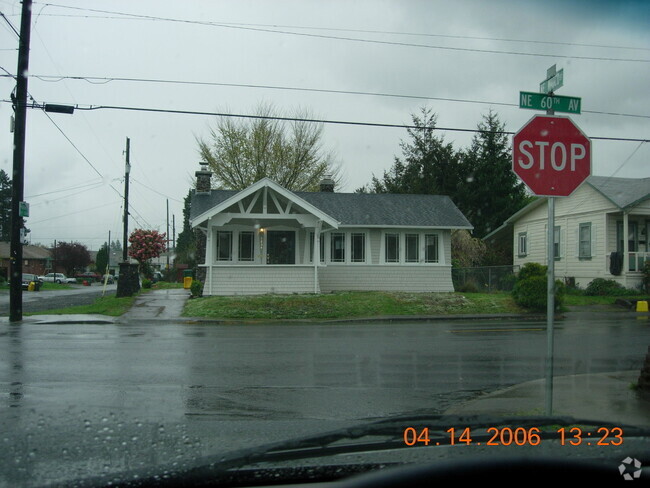 Building Photo - Charming 2 Bedroom Bungalow - Located in C... Rental