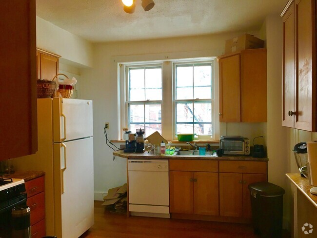 Building Photo - 1677 Beacon St Unit 2 Rental