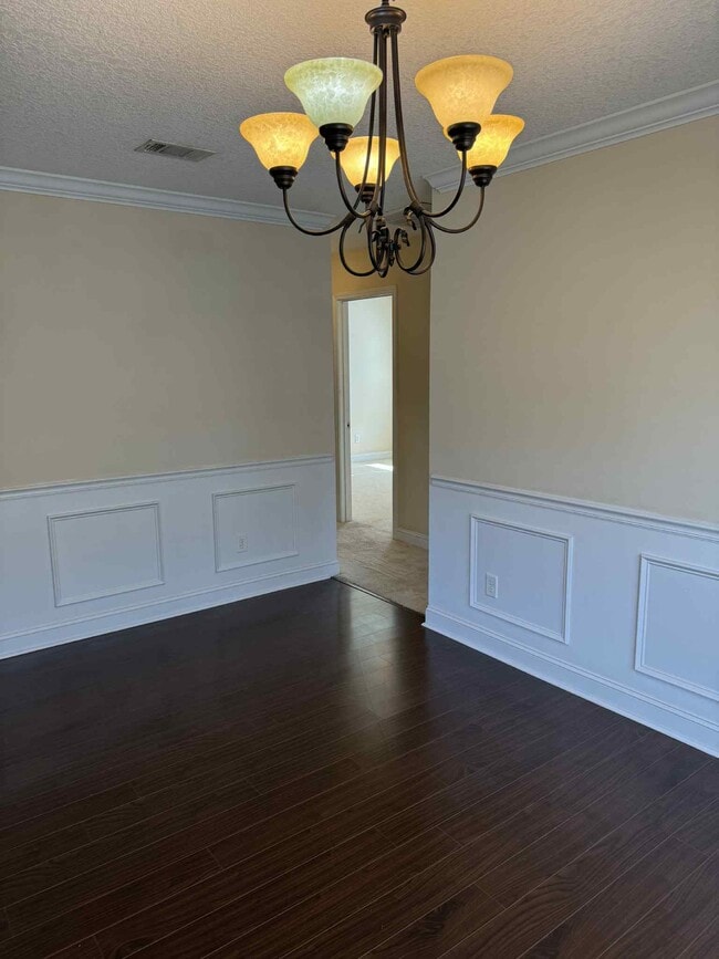 Comedor y pasillo - 210 Guyett Ave