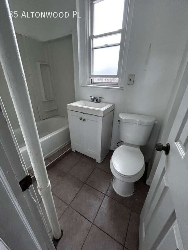 Building Photo - 35 Altonwood Pl