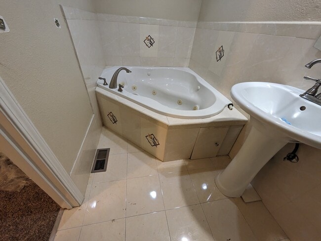 Baño principal (privado) - 2456 Palmvilla Ct