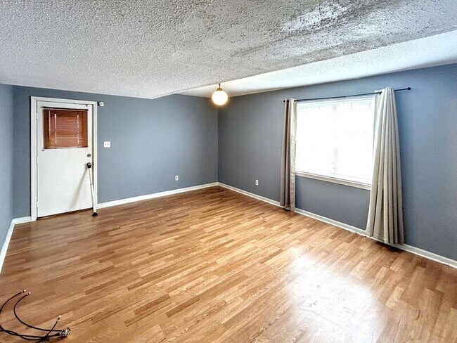 Photo - 521 12th St W