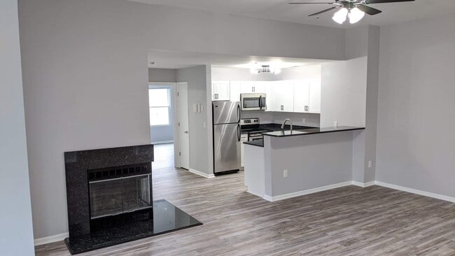 Building Photo - 20 Greystone Ct Unit K