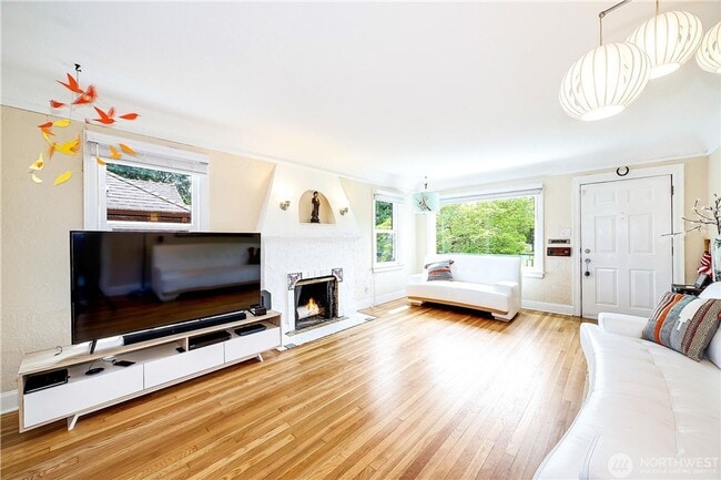 Photo - Charming 4 bed, 2 bath, fully fenced, cove...