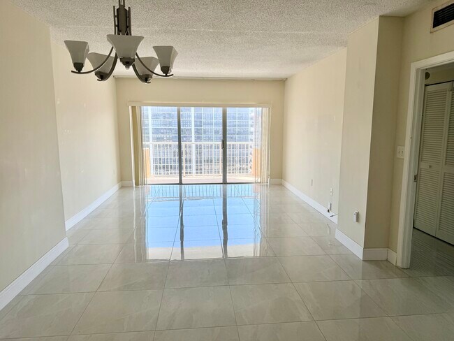 Sala de estar - 1985 S Ocean Dr Unidad 10A