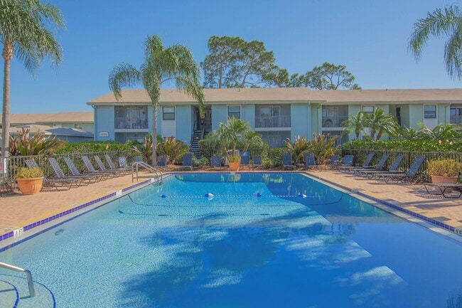 SOAK UP THE SUN BY THE SHIMMERING SWIMMING POOL - Sienna Bay Rental