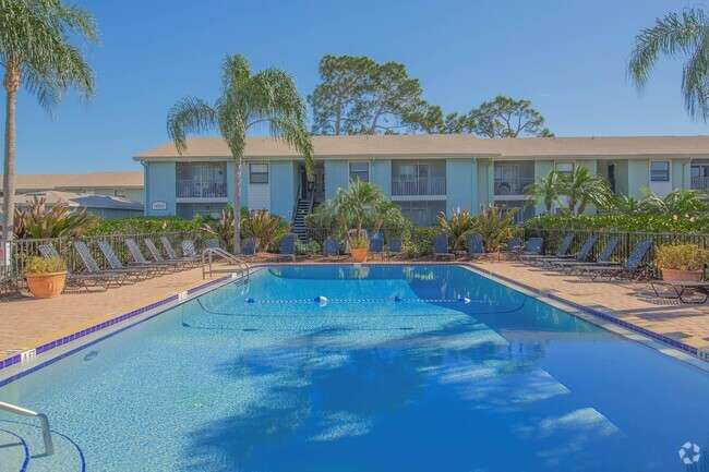 SOAK UP THE SUN BY THE SHIMMERING SWIMMING POOL - Sienna Bay Rental