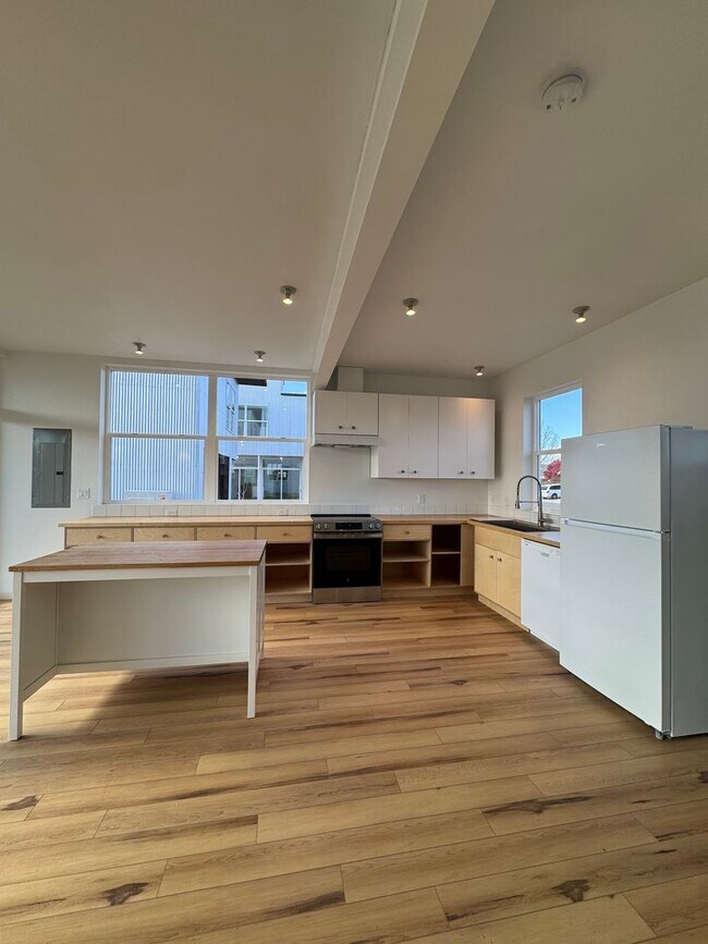 Photo - 4BR/3BA with Soaring Ceilings & Large Windows