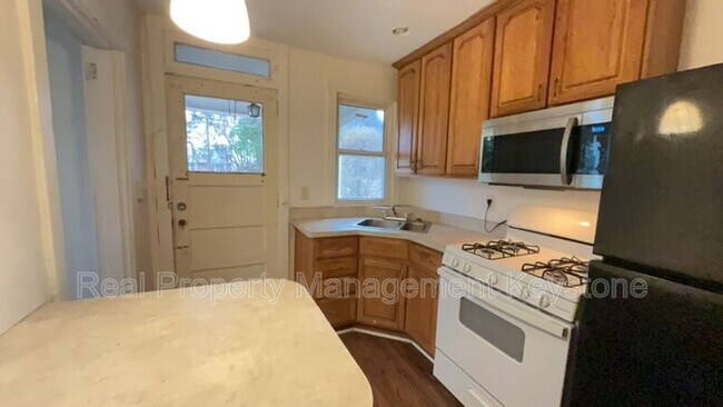 Photo - 1026 Mirror St