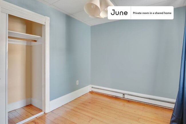 Room in Shared 4 bed/1 bath home in Polish Triangle