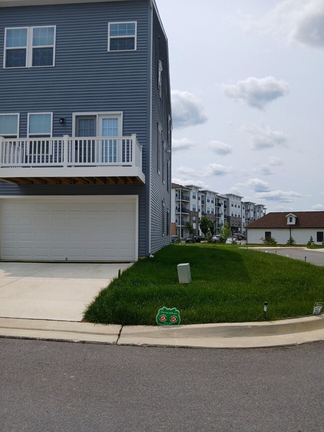 Building Photo - 16201 Picasso Aly