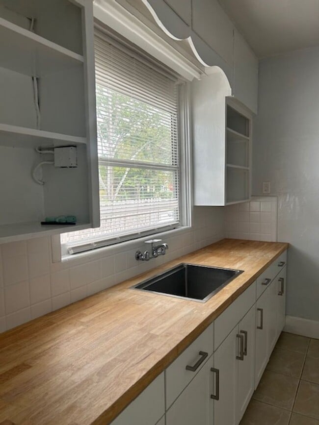 Photo - Well maintained 3/2 centrally located and available now!