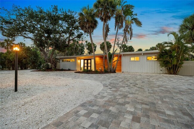 Photo - 4879 Commonwealth Dr