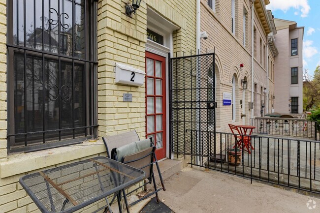 Building Photo - 2706 Ontario Rd NW Unit #2 Rental