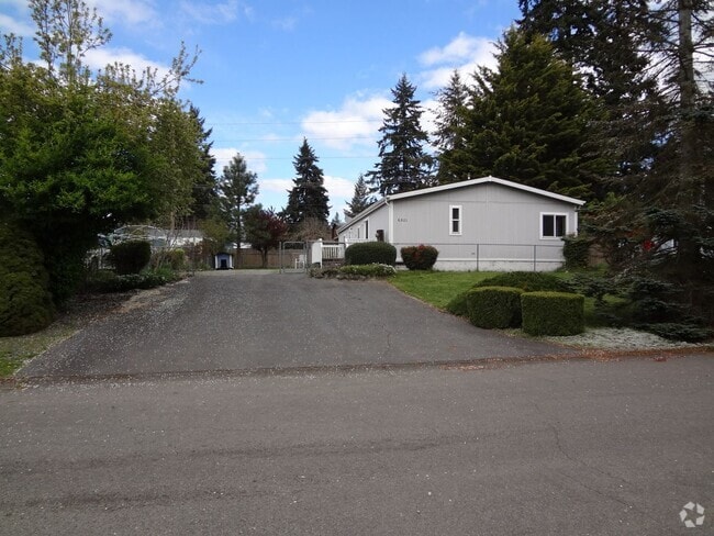 Building Photo - Ready Aug. 15th! Rental