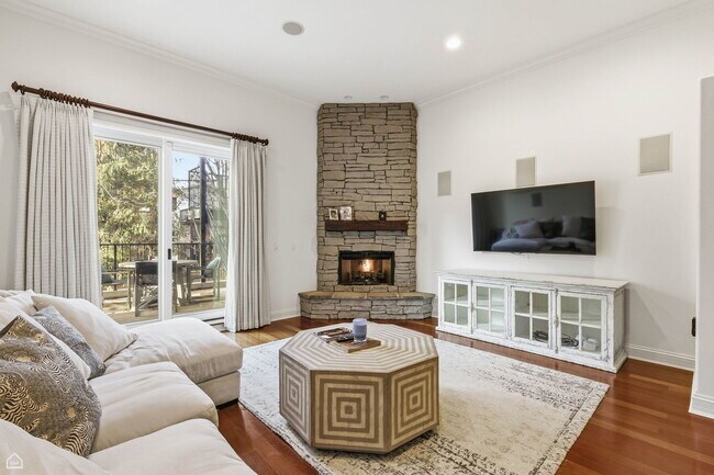 Photo - 952 N Racine Ave