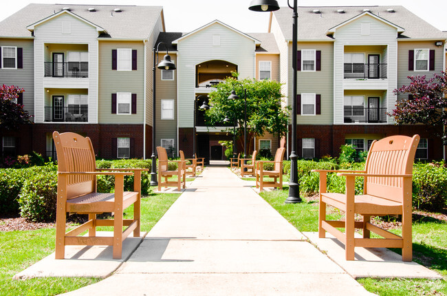 courtyard - Lakeside Student Living Rental