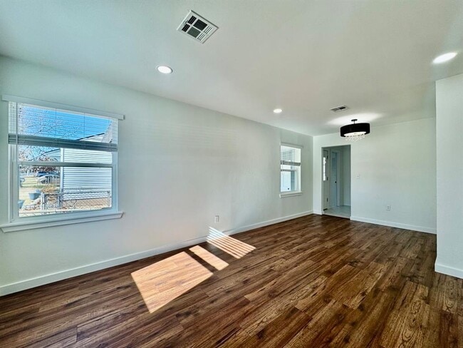 Photo - 809 Proctor Pl