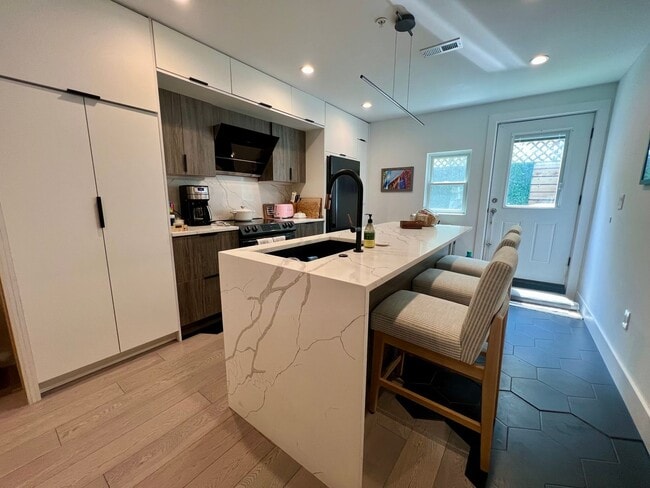 Building Photo - Gorgeous 3-Bedroom Townhome in the Heart of Northern Liberties! Available July 1st!
