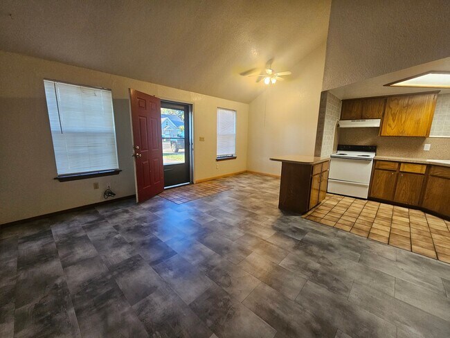 Photo - 130 W Hayes St Unit B